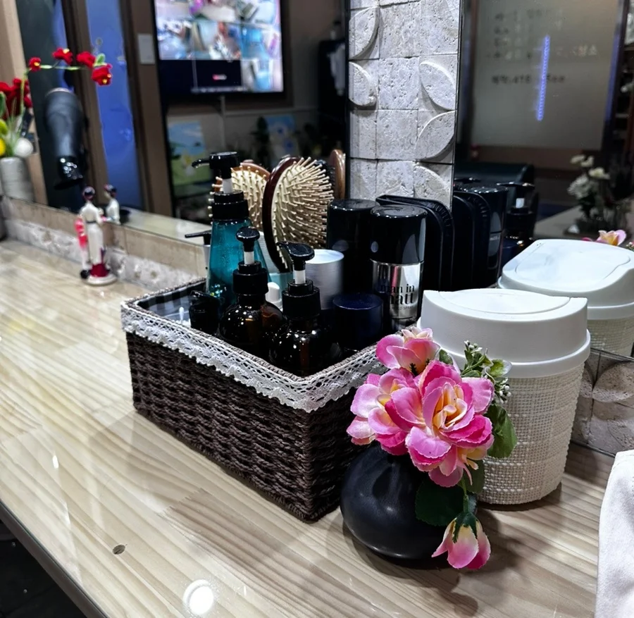 헤어브러시, 화장품, 드라이 공간이 구비된 깔끔한 파우더 테이블